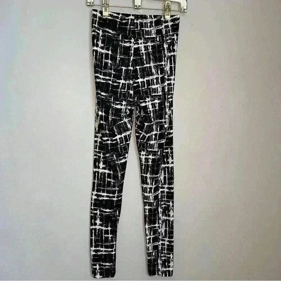 Gold Medal International Blk & Wht Pattern Leggings, Size S, EUC - Picture 3 of 5